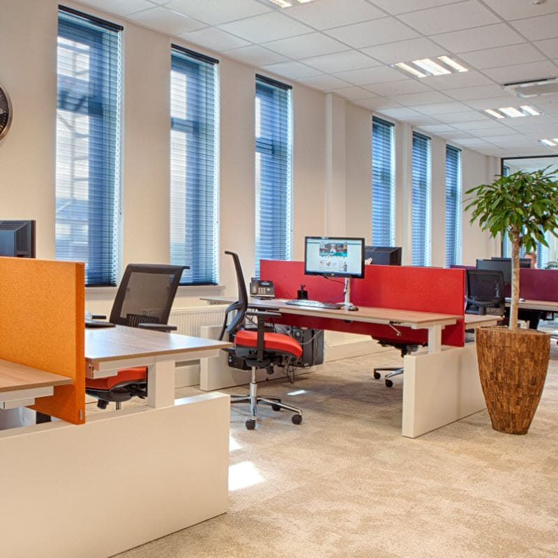 Duo-benches-met-gekleurde-akoestische-bureauwanden-1