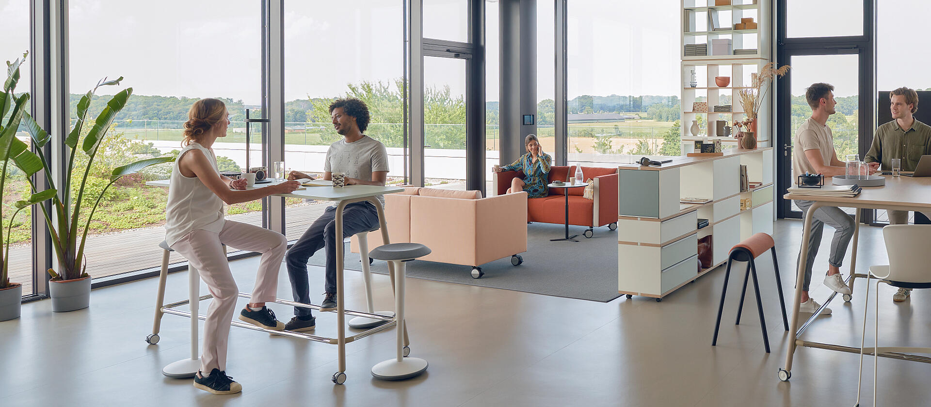 Sedsu-se-lab-serie-met-hoge-tafels-en-krukken