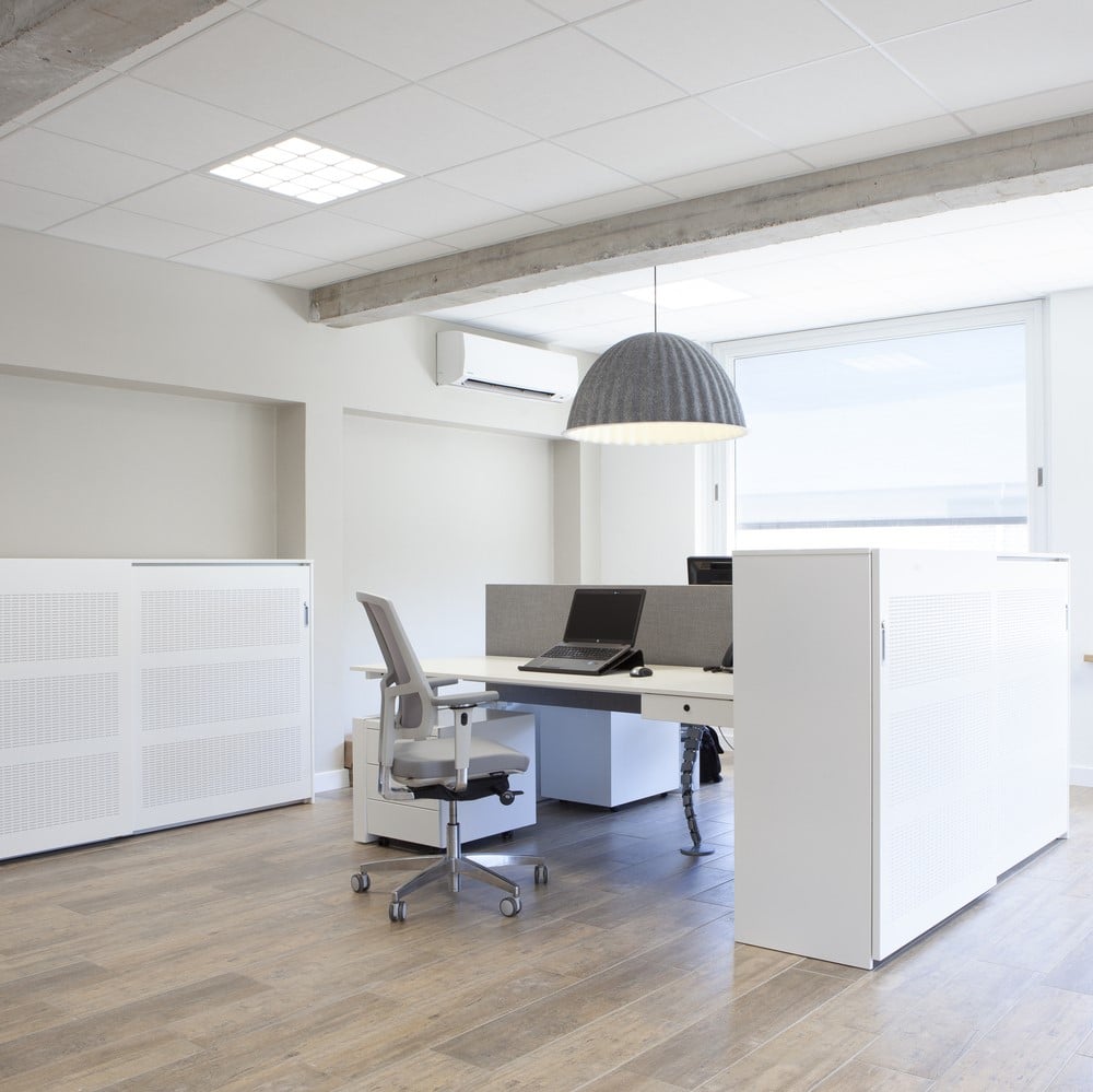 Hi-Tee-zit-zit-bureau-hier-geplaatst-met-de-Sound-and-Vision-kasten-van-Voortman