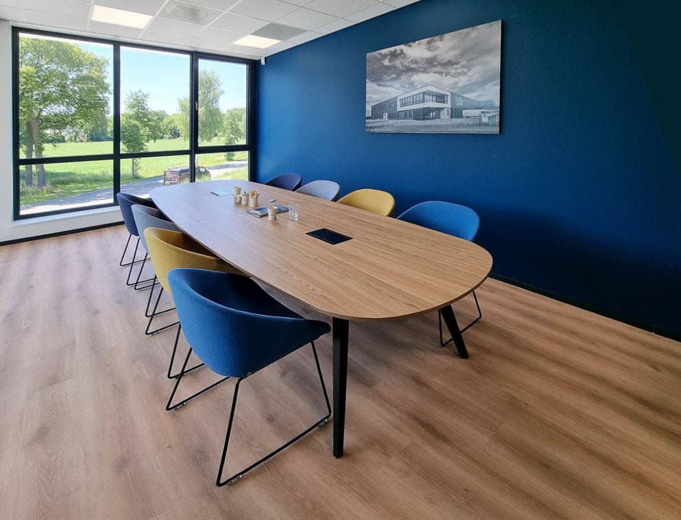 Vergaderkamer-met-Artifort-Beso-stoelen-in-huisstijlkleuren
