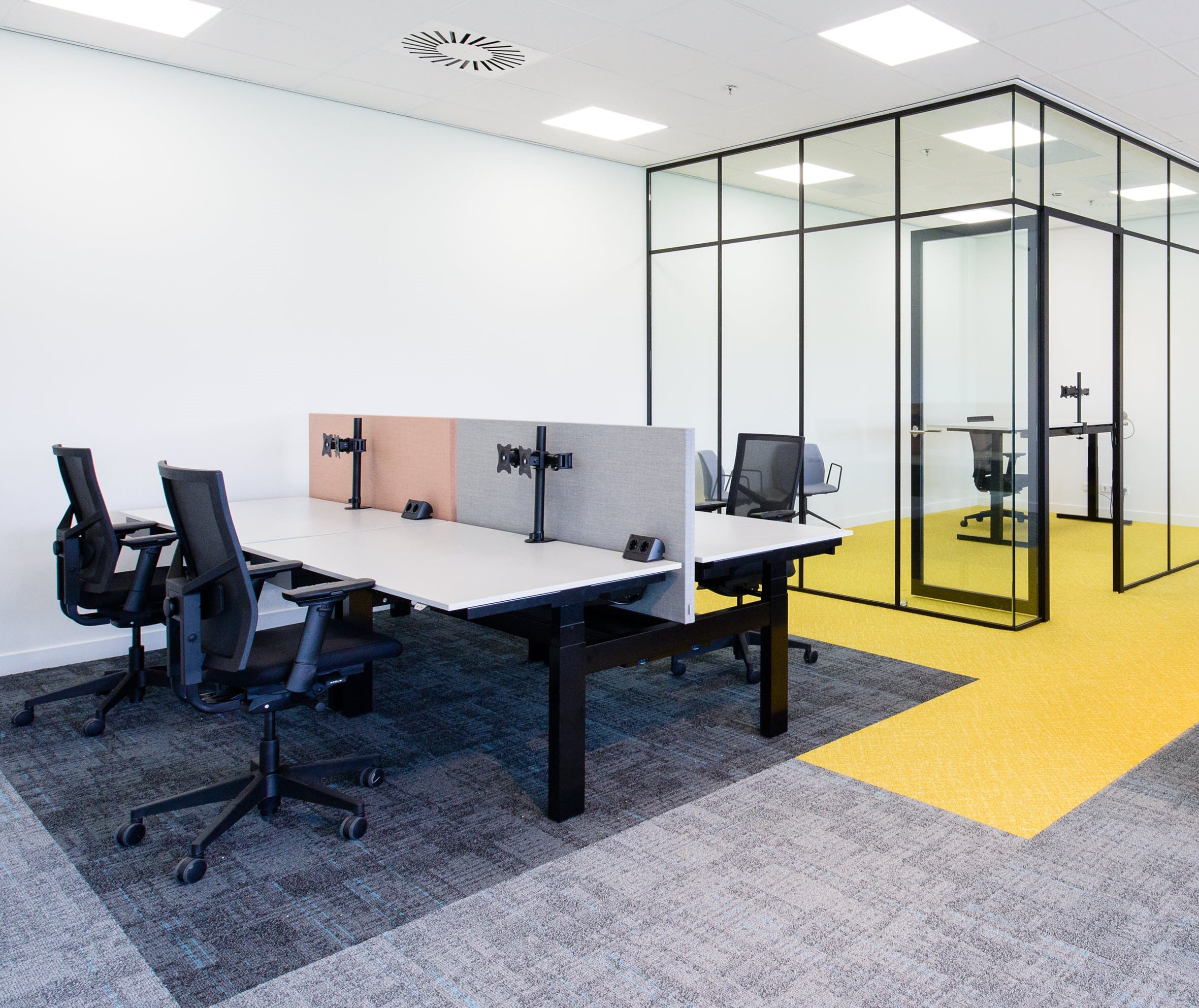 Hi-Tee-werkplekken-met-donker-onderstel-en-H-poot